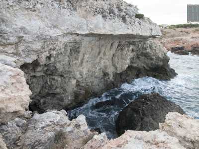 Il primo per� � inaccessibile, completamente invaso dal mare